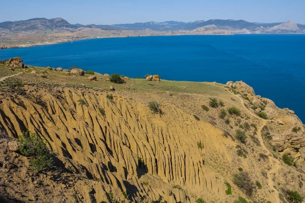 Vista da una costa rocciosa a una baia di mare — Foto Stock