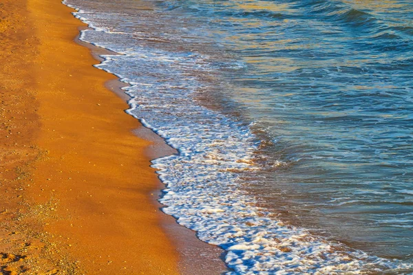 Closeup kumlu deniz plaj dalgalar ile — Stok fotoğraf