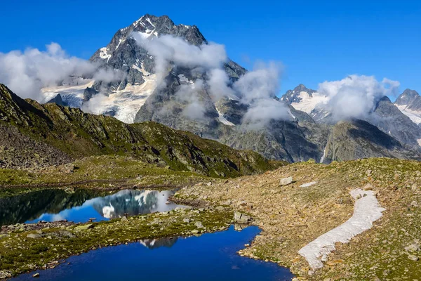 Été scène de montagne, petit lac et pshish mont sommet dans un nuage, caucase russie — Photo