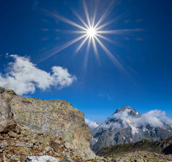 Las cadenas montañosas en la nieve bajo el sol brillante —  Fotos de Stock