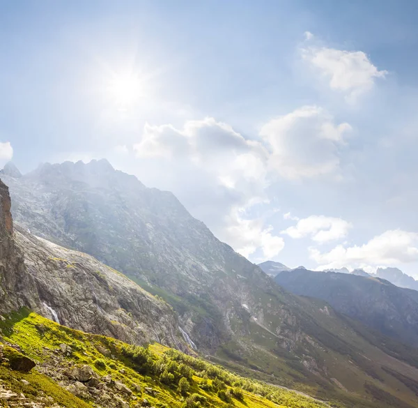 Höga bergskedjor och sparkle sol, Kaukasus, Ryssland — Stockfoto