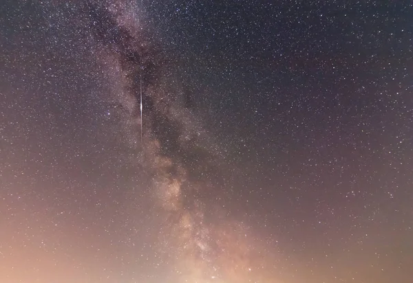 Noční obloha pozadí wuth Mléčné dráhy a meteor — Stock fotografie