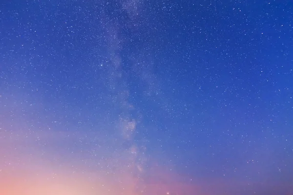 Cielo nocturno con la Vía Láctea antes del amanecer —  Fotos de Stock