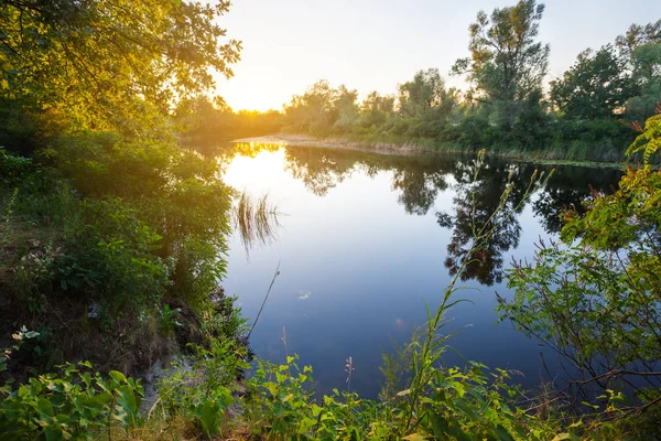 Tranquillo fiume estivo sulla scena del tramonto — Foto Stock