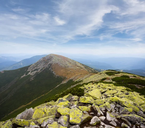 Green mountain landscape? mount top under a cloudy sky — Stock Photo, Image