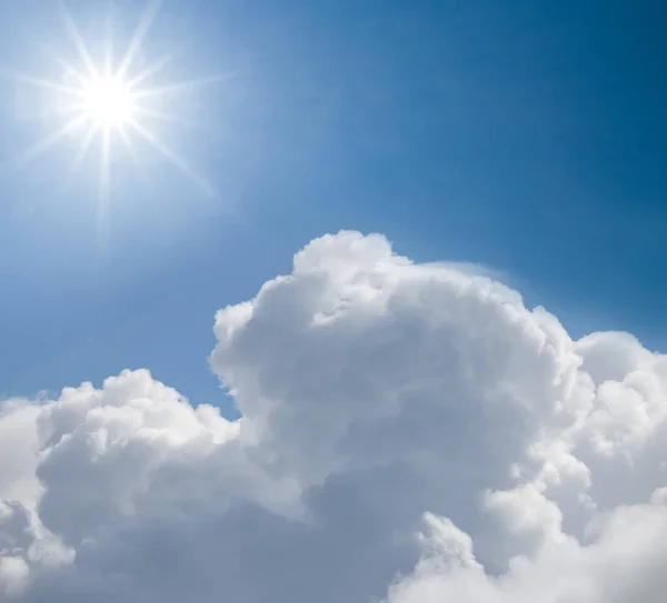 Blauwe hemel met wolken en sparkle zon achtergrond — Stockfoto