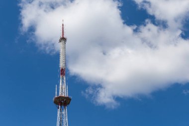 radyo kulesi mavi gökyüzü arka plan üzerinde