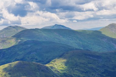 Yaz dağ sırtı yoğun bulutlar altında