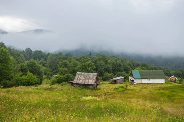 Small village in a misty mountain — Stock Photo, Image