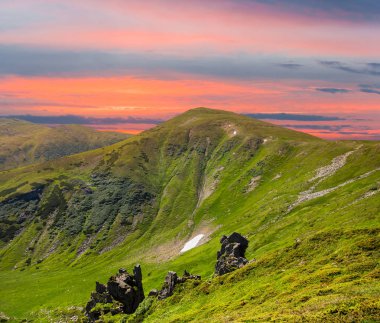 akşam yeşil dağ manzarası