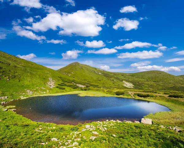 yeşil dağların arasında göl Nesamovyte