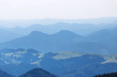 güzel bir mavi sis dağlarda