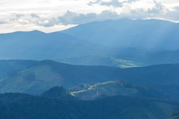 Wunderschöne Berglandschaft in blauem Nebel — Stockfoto