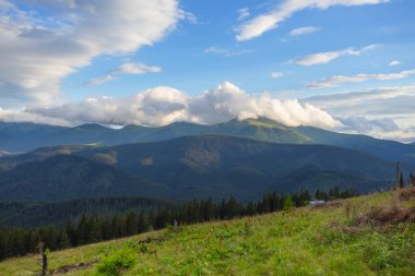 dağ sırtı bir bulutlu gökyüzü manzara altında