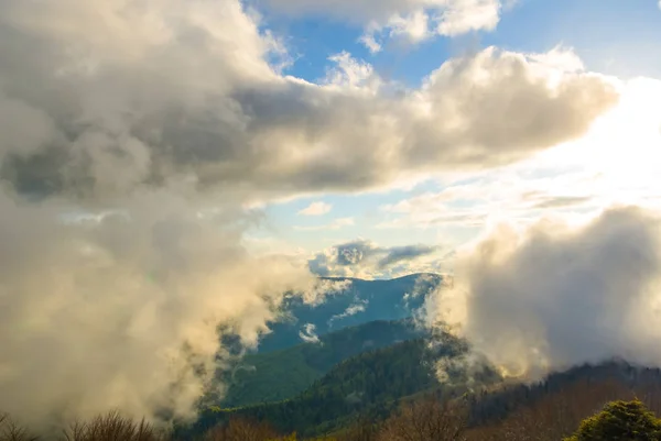 Bergdal in een dichte wolken — Stockfoto