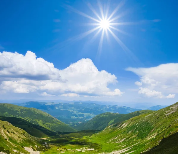 Green mountain valley under a sparkle sun — Stock Photo, Image