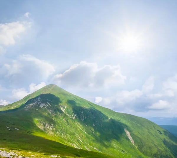 Hoverla top bir ışıltı güneş altında monte