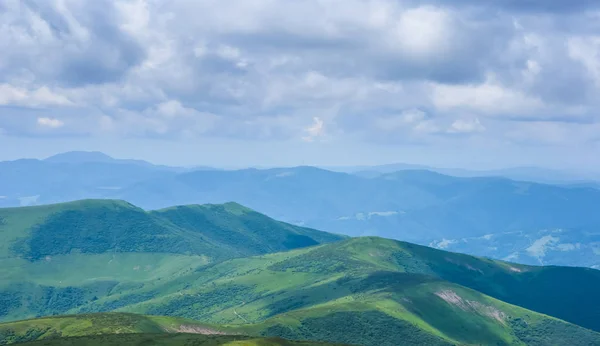 青い霧の中に美しい緑の山の風景 — ストック写真
