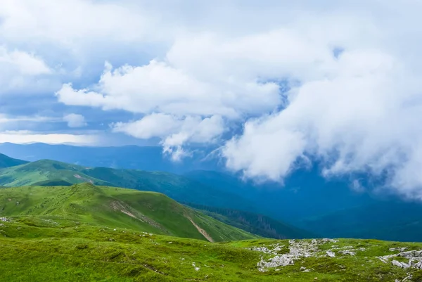 Зеленый горный пейзаж в облаках и тумане — стоковое фото