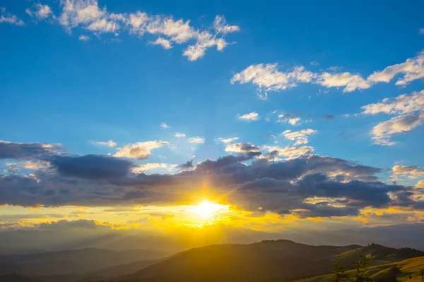 Coucher de soleil spectaculaire sur un fond de montagnes brumeuses — Photo