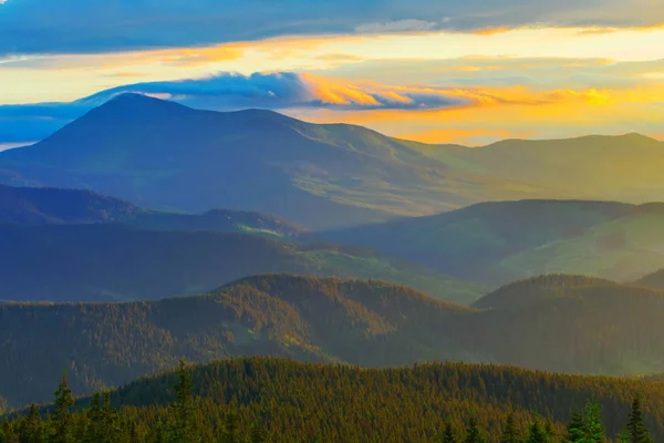 Kvällen bergsdal i en blå dimma — Stockfoto