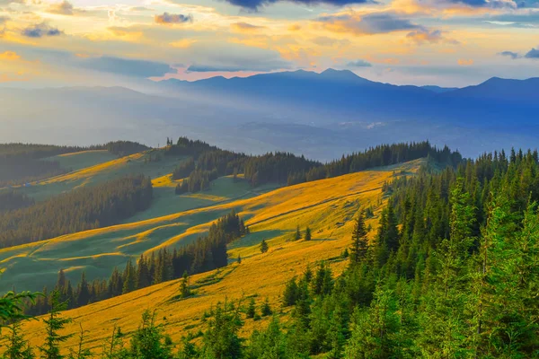 Bergtal vor der Dämmerung — Stockfoto