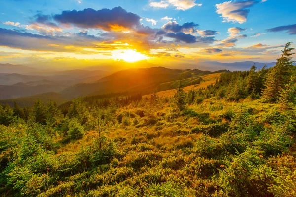 Dramatische Szene bei Sonnenuntergang über einem Gebirgstal — Stockfoto