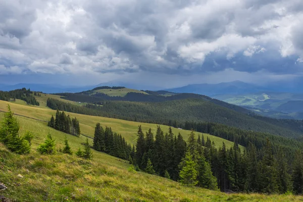 Cume de montanha verde antes de uma chuva — Fotografia de Stock