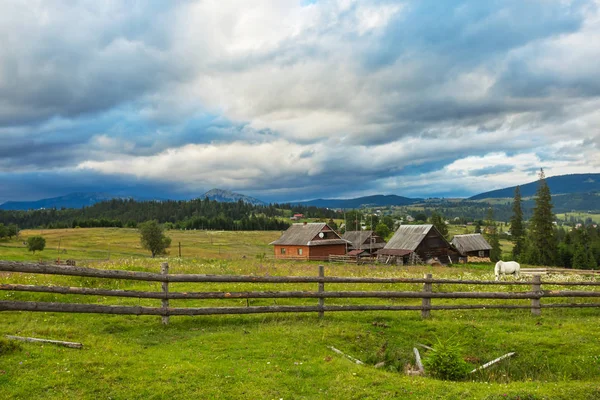 güzel küçük dağ köyü sahne