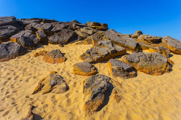 石、夏のシーンの積み重ねと砂浜の丘 — ストック写真