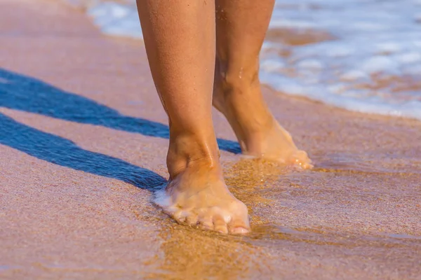 Primer plano piernas de mujer en una playa de mar —  Fotos de Stock