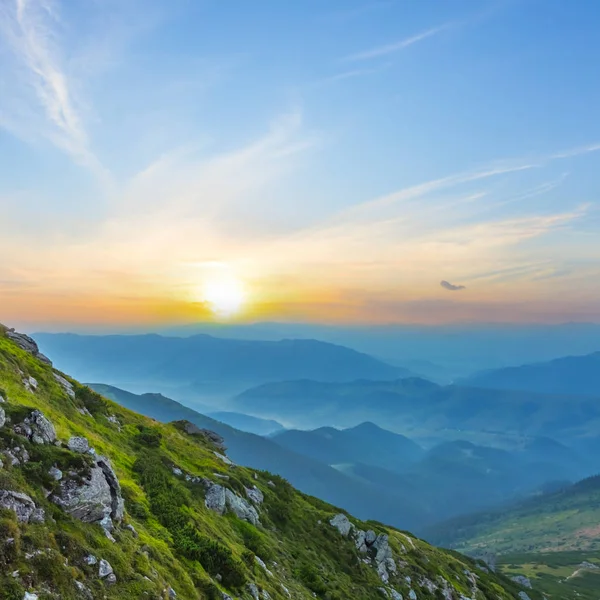 Grönt berg dalen på sunrise — Stockfoto