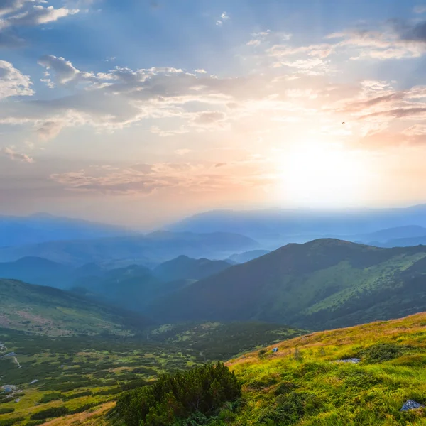 Groene bergvallei bij zonsondergang — Stockfoto