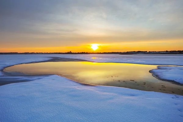 小さな熱い湖の夕日を積雪平野間 — ストック写真