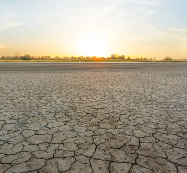 Deserto salino seco ao pôr-do-sol — Fotografia de Stock