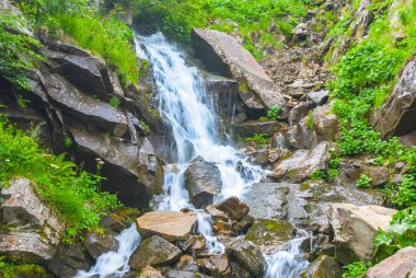 güzel mavi şelale bir dağ içinde