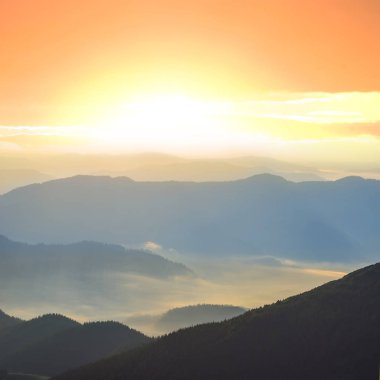 dağ Vadisi erken sabah sis içinde