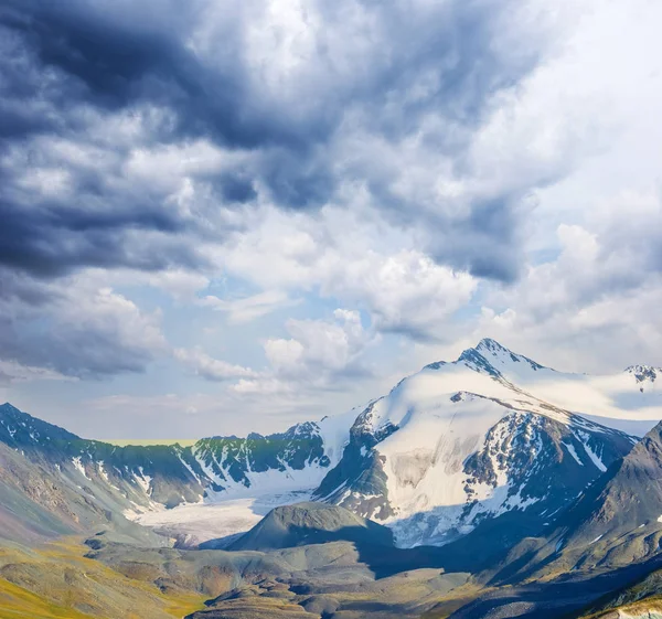 Schöne bunte Bergketten, altai russland — Stockfoto