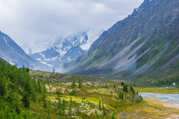 Belles chaînes de montagnes varicolores, la Russie altaï — Photo