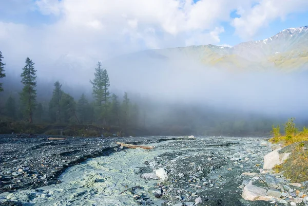 Ruver rusa från ett berg — Stockfoto