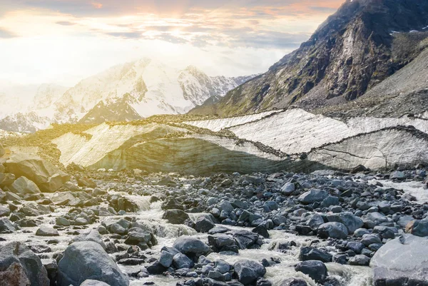 Горная река, мчащаяся через горный ледник — стоковое фото