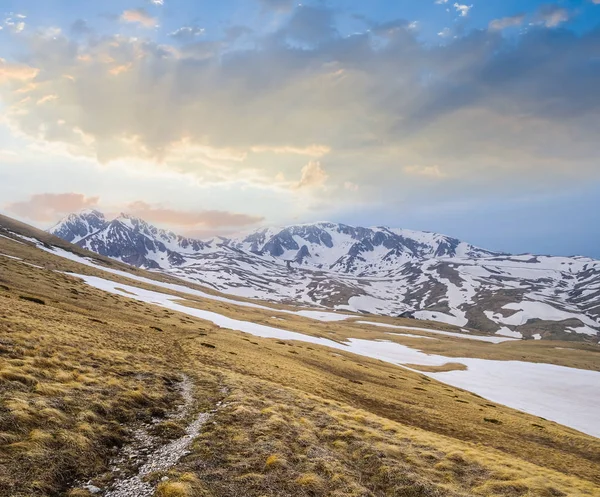 Трава гірський схил на заході сонця — стокове фото