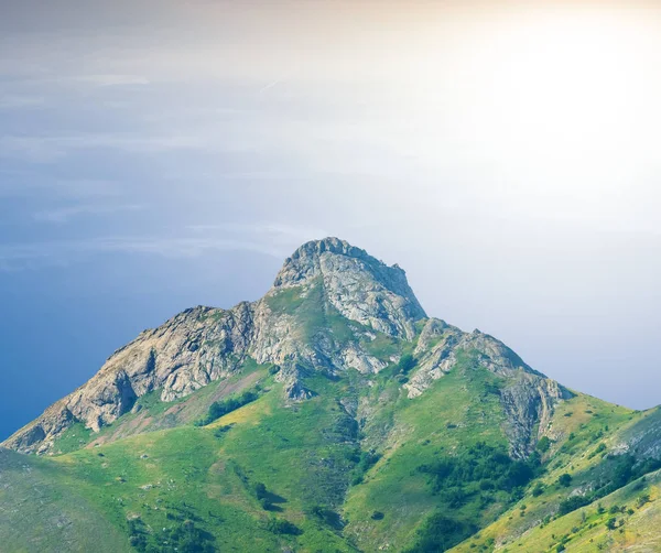 Pico de montaje verde sobre un fondo de puesta de sol —  Fotos de Stock