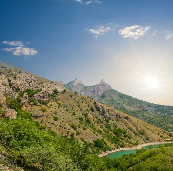 gün batımında yeşil dağ manzarası