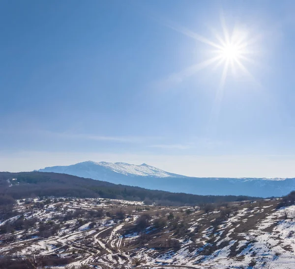 在灿烂的阳光下，雪中的山链 — 图库照片
