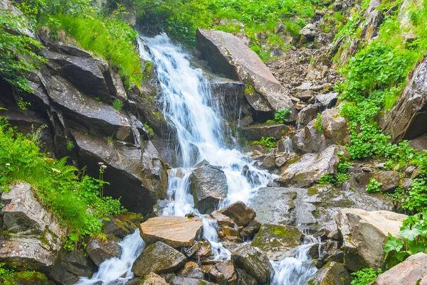 güzel mavi şelale bir dağ içinde
