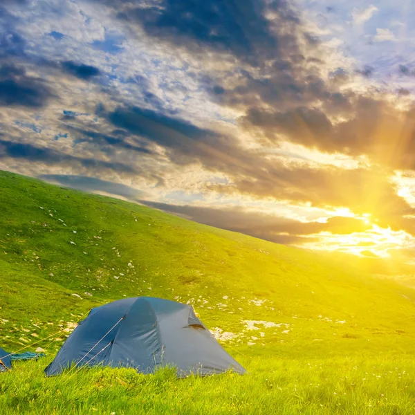 Gün batımını Hills'te arasında turistik kampı — Stok fotoğraf