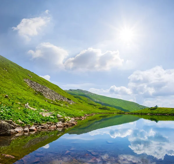 Piękne błękitne jezioro, Dolina Zielona Góra — Zdjęcie stockowe