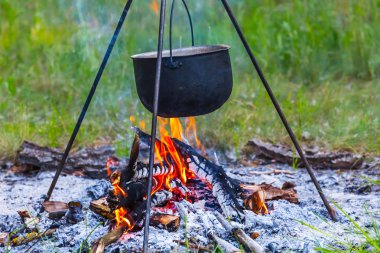 bir kamp ateşi closeup turistik kazanda