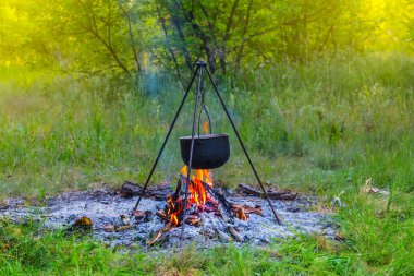 bir kamp ateşi turizm kazanda